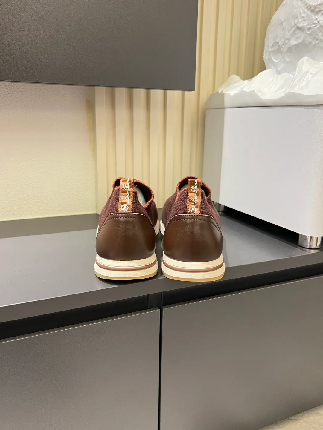 Men's Men's Shoes 💰p380 Loro Men's Shoes 💰piana/Noyo Piana 360 L Men's Shoes 💰p Flexy Walk Men's Sports Shoes These sports shoes are made of knitted wool uppers, and the heel is wrapped in smooth calf leather. Merino sheep are selected from Australia and New Zealand. The upper is machine-woven like a sweater, and then equipped with a white rubber outsole and a Kummel-colored sole. It is both beautiful and non-slip. The fabric is 100% cashmere and the insole is calf leather. It is super comfortable on the feet! Comes with full original packaging! Multiple colors available! Size: 38-44 (45 customized)